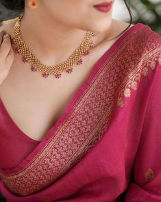 #indianjewellery #jewelry #gold #jewellerydesign #necklace Multi Color Necklace Jewellery, Emerald Indian Jewellery, Saree Wearing Style, Simple Necklace Designs, Classic Saree, Jewelry Necklace Simple, Saree Wearing, Simple Saree Designs