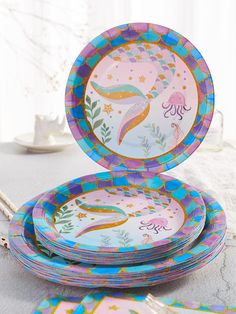 there are many plates that have designs on them