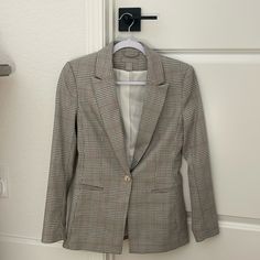 H&M Blazer (Women’s) New Without Tags Color: Black, Cream/ Beige, Pink Size: Xxs Fitted Blazer Jacket, Blazer Women, Juicy Couture Charms, Single Button Blazer, Open Front Blazer, H&m Jackets, Cream Beige, Oversized Blazer, White Blazer