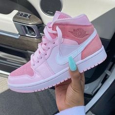 Sepatu Air Jordan, Nike Shoes Women Fashion, Trendy Shoes Sneakers, Nike Shoes Girls, Dr Shoes, Preppy Shoes, Jordan Shoes Girls, Jordan Shoes Retro, All Nike Shoes