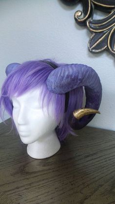 ALL HALLOWEEN ORDERS MUST BE PLACED BY OCTOBER 18TH DO NOT LEAVE YOUR 3D PRINTED HORNS IN CARS IN HOT WEATHER. Full set Mollymauk Tealeaf 3 D printed large horns. Professional cosplay set. This set does not come with the jewerly embelishments, but does have the two classic style loops in the horns ready for adornment.  Extremely lightweight and comfortable for all day wear. Attached to a thin plastic flexible headband. Painted as you see on the listing with metalic silver and gold tips, if you l Costumes Makeup Ideas, Mollymauk Tealeaf, Princess Leia Hair, Cosplay Horns, Dino Costume, Cardboard Box Crafts, Horn Headband, Ram Horns, Horn Jewelry