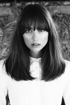 Hairstyles With Bangs Medium Length, Medium Length With Bangs Straight, Shoulder Length Hair With Fringe Bangs, Long Straight Hair With Fringe, Full Fringe Hairstyles Shoulder Length, Full Bangstyle Hair Medium, Medium Length Haircut With Fringe, Medium Cut With Bangs, Straight Lob With Bangs