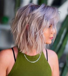 Feeling edgy? Browse our photo collection of edgy choppy bob hairstyle and haircut ideas before your next salon visit. You'll love this chop! Edgy Bob Hairstyles, Edgy Bob Haircuts, Edgy Bob, Rocker Hair, Growing Out Hair, Medium Short Haircuts, Short Choppy Haircuts, Choppy Haircuts, Choppy Bob Haircuts