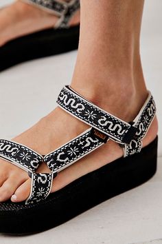 Teva Flatform Outfit, Black Tevas, Teva Sandals Outfit, Grey Bandana, Teva Sandal, Teva Flatform, Casual Summer Sandals, Teva Sandals, Black Beach