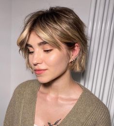 Short Messy Bob Haircut Miley Cyrus Bob Haircut, Shirt Hair Ideas Hairstyles, Soft Pixie Haircut Round Face, Blonde And Short Hair, Lena Heady Haircut, Short Layered Bob Back View, Two Tier Haircut, Blonde Short Messy Hair, Ear Length Blonde Hair