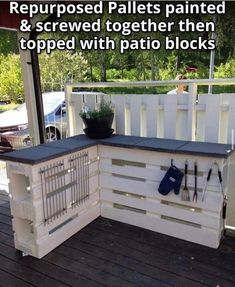 an outdoor kitchen made out of pallets is featured in the facebook page for craftyfun