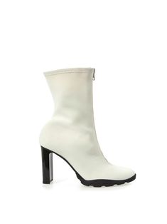 Stivaletto in Neoprene Alexander McQueen in bianco con zip centrale a contrasto per apertura, punta tonda, suola in gomma 'carrarmato' e tacco piatto in nero lucido. Il prodotto presenta difetto come da immagine. Suola interna: 27,5 cm. Tacco: 10 cm Haiti, Alexander Mcqueen, Women's Accessories, Clothing And Shoes, Shoes Mens, Ankle Boot, Men's Shoes, Alexander, Bag Accessories