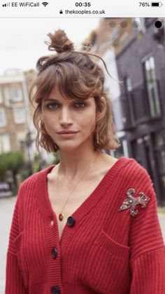 Medium Length Wavy Hair With Bangs, Berlin Hairstyle, French Girl Hair Short, 70s Bob, Curly Bob With Bangs, Chin Length Hair, Long Hair With Bangs, Penteado Cabelo Curto, Short Hair With Bangs