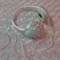 a pair of headphones sitting on top of a pink and white carpeted floor