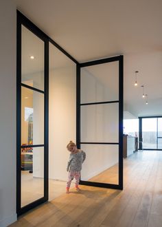 Moderne stalen deur met zijpaneel in 'steel look' uitvoering van ANYWAYdoors Vstupná Hala, Glass Style, Internal Doors, Door Styles, Steel Doors, Glass Doors, House Inspo