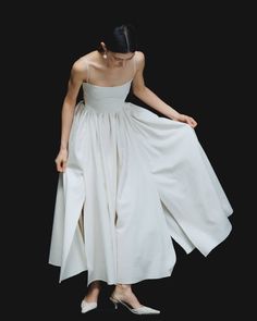 Dramatic Classic Wedding Dress, Wedding Dress Japanese, Toile Dress, Simple White Dress, Parisian Chic Style, Dramatic Classic, Classic Wedding Dress, Grad Dresses