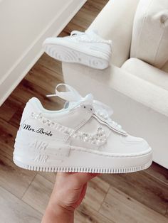 Wedding Nike Air force for bride Sneaker Bride, Sneaker Wedding, Reception Outfit For Bride, Custom Air Forces, Dancing Shoes Wedding