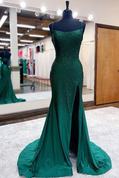 Sirena cu bretele de spaghete cu paiete verzi închise Prom Dress With Split, Beads Fabric, Dress With Split, Chic Gowns, Corset Dress Prom, Prom Ideas, Senior Prom, Formal Party Dress, Sophisticated Dress