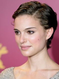 Natalie Portman Pixie, Natalie Portman Hairstyles, Natalie Portman Short Hair, Short Cropped Hair, Asymmetrical Pixie Cuts, Cute Pixie Cuts, Chic Short Hair, Crop Hair