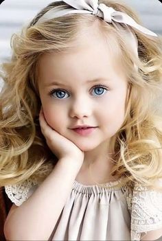 Smile Girl, Toddler Girl Outfits, Beautiful Eyes, Children Photography, Blue Eyes, Blonde Hair, Toddler Girl