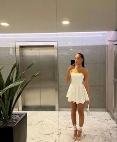 Highschool Grad Outfits, Sweet 18th Birthday Outfit, White Bday Dress, Formal Mini Dress Classy, Cute 16th Birthday Outfits, Sweet 16 Guest Outfit, Turnabout Dresses, Sweet Outfits Girly, White Dress Outfit Classy