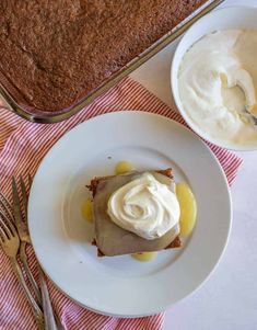 This gingerbread cake made with Bob's Red Mill all-purpose flour is absolutely delicious, easy to make, and the perfect festive holiday dessert to share with loved ones by a cozy fire sipping warm mugs of apple cider. Healthy Carrot Cake Muffins, Festive Holiday Desserts, Oatmeal Bites, Healthy Carrot Cakes, Homemade Cornbread, Gingerbread Recipe, Vanilla Bean Ice Cream, Gingerbread Cake, Holiday Dessert