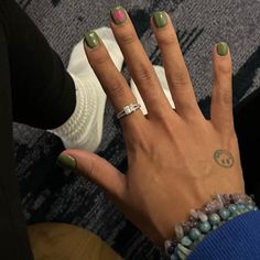 Manicure Ideas Green, Green Manicure, Ring Nails, Natural Nails Manicure, Gel Toe Nails, Mini Tattoo, Hard Nails, Bracelets Beaded