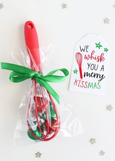 We Whisk You a Merry Kissmas Free Printable Tags to go with whisk and Hershey kisses DIY Christmas gift Diy Gifts To Cheer Someone Up, Free Christmas Tags, Simple Holiday Gifts, Merry Kissmas, Diy Gifts For Dad, Diy Gifts For Mom, Diy Gifts For Friends