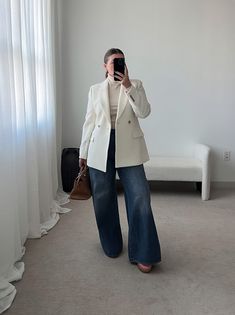 Fall Outfits Women Curvy, Blazer And Jeans Outfit Winter, White Blazer Winter Outfit, Winter Outfits Chubby, Curvy Girl Outfits Fall, Remake Outfits, Fall Outfits Capsule Wardrobe, Burgundy Blazer Outfit, Corporate Fits