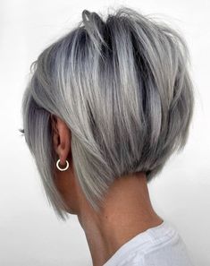 Stacked Silver Bob with Shadow Roots Twist Short, Κούρεμα Bob, Kadeřnické Trendy, Stacked Bob Haircut, Edgy Haircuts, Bob Hairstyles For Thick, Vlasové Trendy