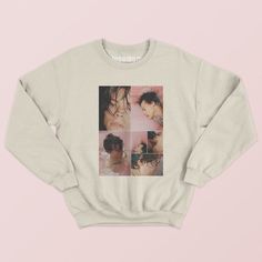 Harry Styles Sweatshirt Dieses schöne Vintage-Stil-Sweatshirt machen das perfekte Geschenk für jeden Fan der aufgehende Stern Harry Styles. Unsere schöne Sweatshirts sind super weich an und sind aus 100 % Baumwolle. Alle Sweatshirts sind MADE IN PORTUGAL. Sweatshirt-Größentabelle: Harry Styles Sweater, Harry Styles Clothes, Harry Styles Shirt, Harry Styles Sweatshirt, Male Sweaters, 1d Harry Styles, Harry Styles Merch, Graphic Sweaters