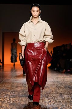 Défilé Bottega Veneta : 12 looks qu'on va toutes vouloir porter l'hiver prochain - Cosmopolitan.fr Fw 2024, Color Outfits, Winter Fashion Outfits Casual, Total Look, Fall 2024, Winter Fashion Outfits, Moda Fashion, Bottega Veneta