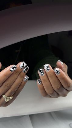 Short Black Nail Ideas, Black Nail Inspo Short, Jewels Nails, Classy Black Nails, Winter Glamour, Gel Toe Nails, Acrylic Nail Set, Matte Top Coat, Hard Nails