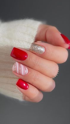 Discover 30 must-see winter nails that are taking over Pinterest this year! From festive Christmas nails and chic Christmas gel nails to easy Xmas nails perfect for the season, find your new favorite look. Explore gorgeous winter nails acrylic, creative winter nail art, and simple Christmas nails acrylic. Whether you're into dipped nails, stick on nails, or French tip press on nails, these designs will give you endless nagel inspo and nagel tips! Manicure Shellac, Shellac Nails Fall