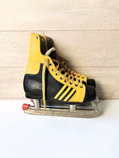 Vintage Adidas skates made in Yugoslavia. Signs of time and usage (scratches, rust, patina). Size (bottom part): 26 cm. Adidas Vintage, Vintage Adidas, Shoes Trainers, Ice Skating, Mens Shoes Sneakers, Patina, Athletic Shoes, Shoes Sneakers, Shoes Mens