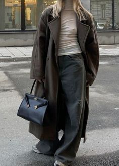 #outfits #fashion #style #fall #winter #coat #hermes #stylish #newyork #vogue #chic Vinter Mode Outfits, Mantel Outfit, Estilo Indie, Mode Zara, Autumn Fits, Paris Mode, Jeans Outfits, Looks Street Style, Fall Fits