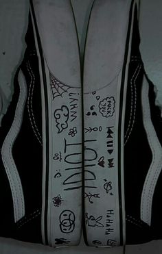 Drawing On Shoes Aesthetic Grunge, Drawn On Converse Grunge, Things To Draw On Your Converse, Writing On Shoes, Drawings On Shoes, Things To Draw On Converse, Shoe Writing