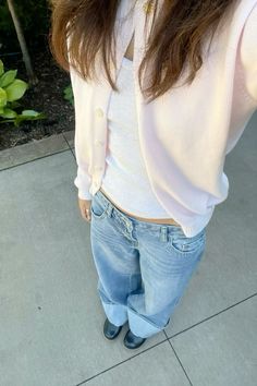 Outfit With Pink Cardigan, Pink Cardigan Outfit Aesthetic, Light Pink Cardigan Outfit, Downtown Fits, Gf Outfits, 90s Model Aesthetic, Pink Cardigan Outfit, Cardigan Outfit Aesthetic, Hoddies Outfits