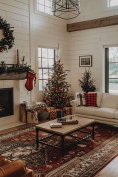 Get easy and stylish Christmas decor ideas for your living room to quickly deck the halls and create a festive atmosphere. #ChristmasOnABudget #DIYDecor #HolidayVibes #FestiveHome #BudgetFriendlyDecor #ChristmasCheer Farmhouse Living Rooms, Christmas Motifs, Charming Farmhouse