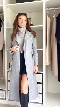 Formal Winter Wedding Guest Dress, Outfit Botines, Wedding Guest Jackets, Female Lawyer Fashion, Outfit Formal Mujer, Outfit Uni, Female Lawyer, Corporate Baddie, Dress Skirts