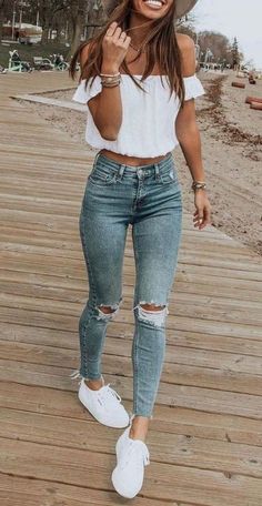 Tirar tus jeans a la cadera Los jeans a la cadera no son tan buenos como lo pensamos, si nos usamos en exceso pueden provocar las famosas llantitas .Trata de usar jeans un poco más altos y menos ajustados Outfits Highschool, Outfits Bonitos, Girls Ripped Jeans, Highschool Outfits, Romantic Questions, Best Jeans For Women, Looks Jeans, Outfit Combos, Teenage Outfits