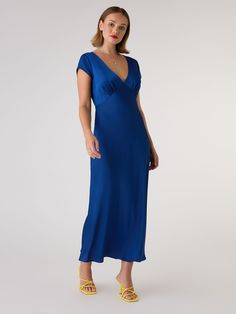 Woah, it’s the Woolf. There’s a reason everyone loves this infinitely breezy midi dress. Bias cut, made from recycled hammered satin and with cap sleeves, the Woolf hugs at the waist, skims at the hips and floats at the hem. Take it out for lunch or invite it to a wedding. It won’t disappoint. Cap Sleeve Maxi Dress, Slip Dress With Sleeves, Barristers Ball, Bias Dress, Bias Cut Dress, Secret Closet, Cut Dress, Midi Slip Dress, Quick Outfits