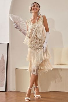 Eine einzigartige und exquisite Perlen und Pailletten verziert Flapper Kleid, perfekt für große Gatsby Partys, Hochzeiten, Proms oder jede besondere Gelegenheit! Flapper Ihren Weg in Stil in dieser Saison mit diesem wunderschönen Taille fallen, Kiefer fallen 20er Jahre Stil glamouröse Kleid. Dieses Art-Deco-inspirierte Kleid wird Köpfe haben, die sich auf jeder Party drehen. 1920 Outfits, Vintage Short Dress, 20s Fashion Dresses, Style Année 20, Robes Glamour, Gatsby Dress, Dress With Sequins, 1920s Flapper Dress, Tassel Dress