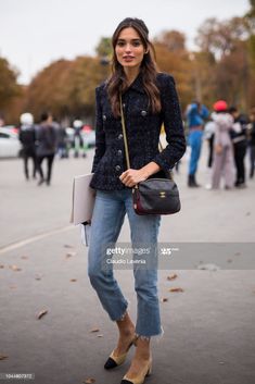 If I could wear this look everyday, I would be stoked. Boucle Jacket Outfit, Chanel Blazer, Casual Chique Stijl, Pumps Outfit, Chanel Heels, Chanel Slingback, Tweed Jackets