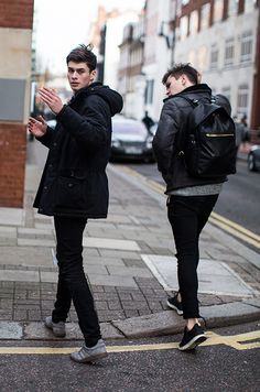 Off-Duty Model Street Looks at Menswear Week | Vogue Paris Joe Collier, Outfits Hombre, Foto Poses, Street Look, Young Men, Mens Winter Fashion, Vogue Paris, Men Looks, Mens Street Style