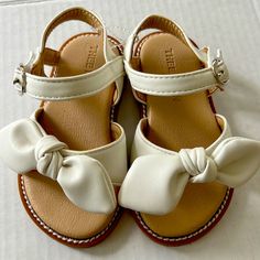 Brand New Never Worn Little Girls, White Sandals, With A Bow And Velcro Strap. Absolutely Adorable. I Believe They Are A 6 Box 1e White Adjustable Non-slip Sandals, White Non-slip Sandals For Vacation, White Non-slip Open Toe Sandals, Adjustable Non-slip White Sandals, White Sandals For Summer Playtime, White Non-slip Closed Toe Sandals, White Flat Sandals With Soft Sole, Cute White Beach Sandals, White Non-slip Flat Sandals