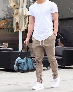 Mens Joggers Outfit, Jogger Pants Outfit, White Jeans Men, Walking Down The Street, Joggers Outfit, Mens Fashion Smart