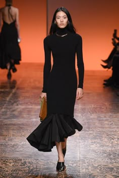 Bottega Veneta Fall 2024 Ready-to-Wear Runway, Fashion Show & Collection Review [PHOTOS] Milan Outfits, Fashion Week Dresses, Italian Sunglasses, Fall Runway, Best Sunglasses, Show Collection, Refined Style, Fashion Show Collection