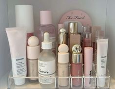 Glossier Aesthetic, Outfits Asian, Skincare Accessories, Viral Aesthetic, Chanel Lipstick, Priming Moisturizer, Makeup Bag Essentials, Workout Inspo, Coquette Style