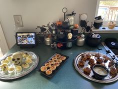 there are many halloween treats on the table