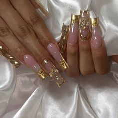 #nails #nailart #goldnails #squarenails#nail2inspire #nailsart #nailsofinstagram #naildesign #summernails Gold 90s Nails, Gold Bday Nails, White Tips With Gold, Gold Nail Set, Brat Nails, Gold Nails Design, Gold Nails Acrylic, Cute Fall Nail Inspo, White Nails With Gold