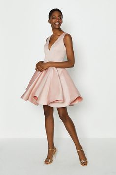 Made for twirling... This satin dress has an ultra-flared skirt (see, told you!), alongside a V-neck front, V-back and panelled bodice. Gorgeous Prom Dresses Short, Cloe Bratz, Satin Short Dress, Fairy Ideas, Coast Fashion, Short Satin Dress, Gorgeous Bridesmaid Dresses, Short Satin, Pink Dress Short