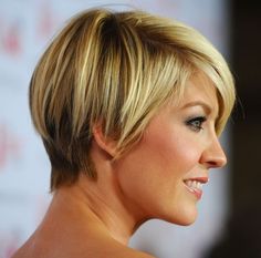 Daily Hairstyle: Jenna Elfman Short Haircut - Chic Short Straight Hairstyle Razor Cut Hair, Jenna Elfman, Popular Short Haircuts, Haircut Styles, Best Short Haircuts, Latest Hairstyles, Short Haircuts