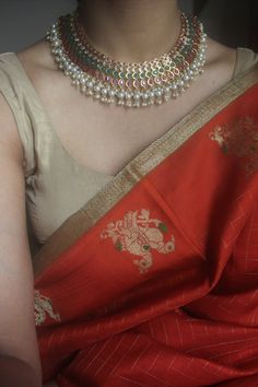 Gold Saree Blouse Combination, Simple Wedding Saree, Wedding Sarees, Sleeveless Blouse Designs, Designer Sarees Wedding, Indian Wedding Jewelry Sets, Pattu Saree Blouse Designs, Kids Blouse Designs