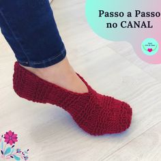 a woman's feet in red knitted slippers with the words passo a passo no canal